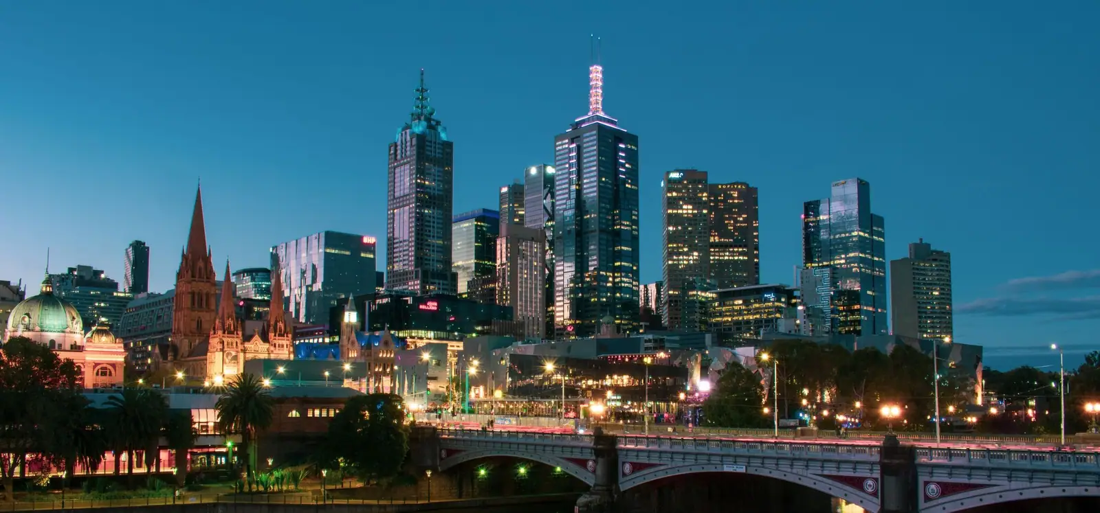 Panoramic view of Melbourne's city skyline, Princes Bridge and the Yarra River at twilight